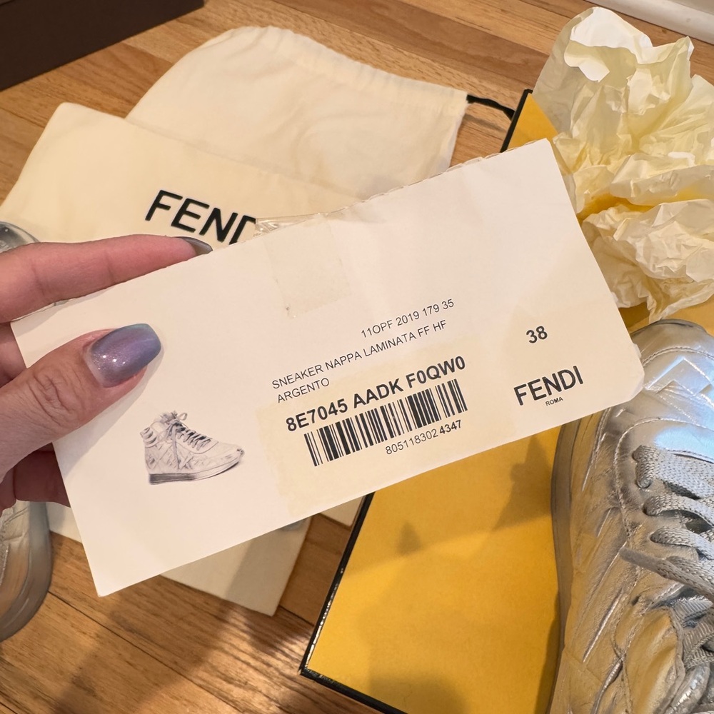 FENDI Metallic Nappa
MacroFFEmbossedHigh‎ Top Sneakers
38 Silver - Picture 8 of 12